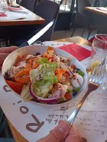 מנה של סלט קיסר עם סלמון טעים מאוד